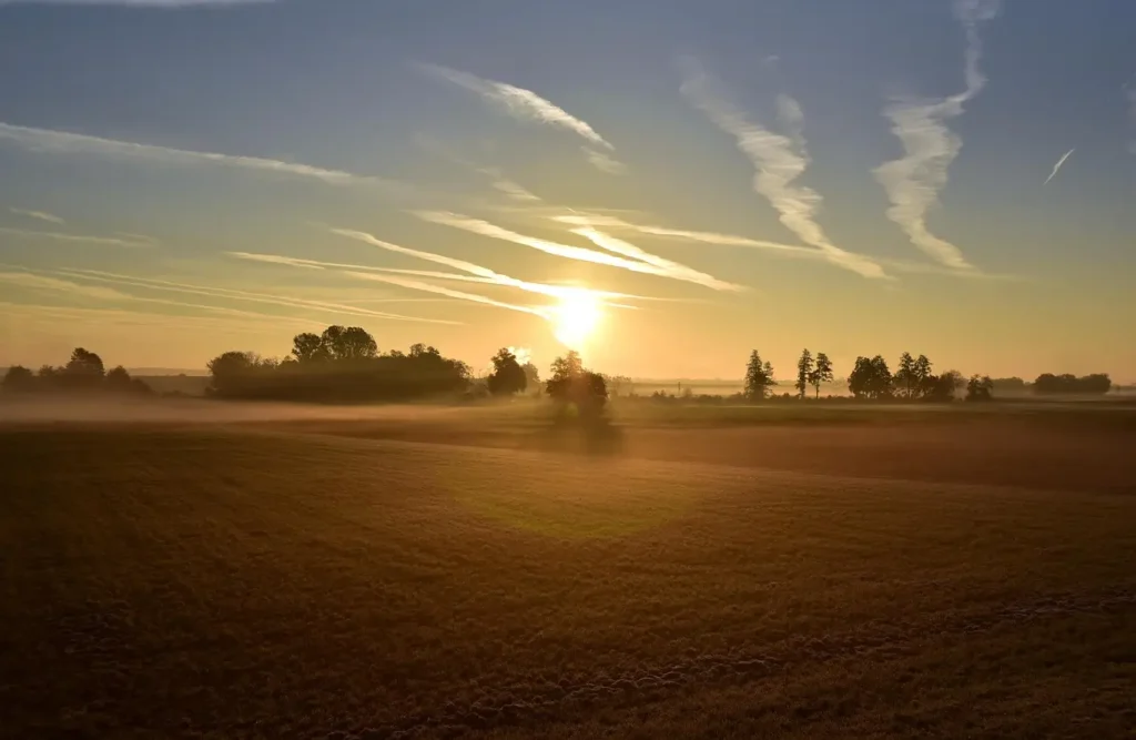 amanecer con luz cálida que inspira a empezar de nuevo sin miedo y transmite palabras que sanan el alma