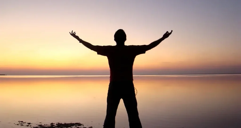 persona meditando al amanecer transmitiendo fe y palabras que sanan el alma