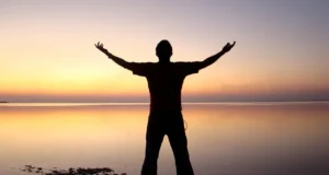 persona meditando al amanecer transmitiendo fe y palabras que sanan el alma